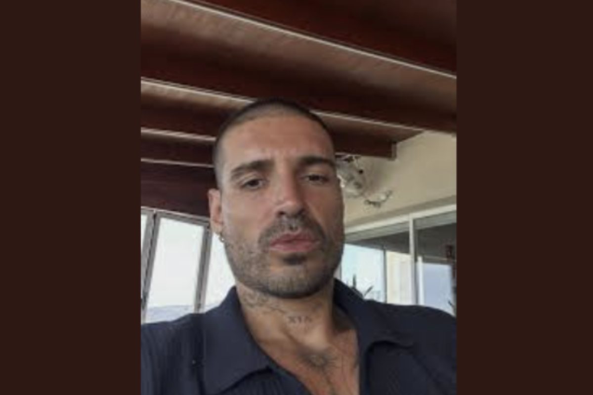 Originario di Gorizia, Fabio Colloricchio è nato il 25 maggio 1990 e si è fatto conoscere dal grande pubblico grazie alla sua partecipazione a Uomini e Donne