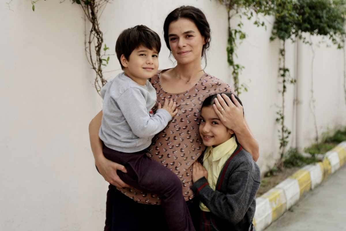 In un contesto di grande intensità emotiva e drammaticità, emerge anche un curioso parallelo con il mondo delle fragranze di nicchia grazie a The Spirit of Dubai Bahar