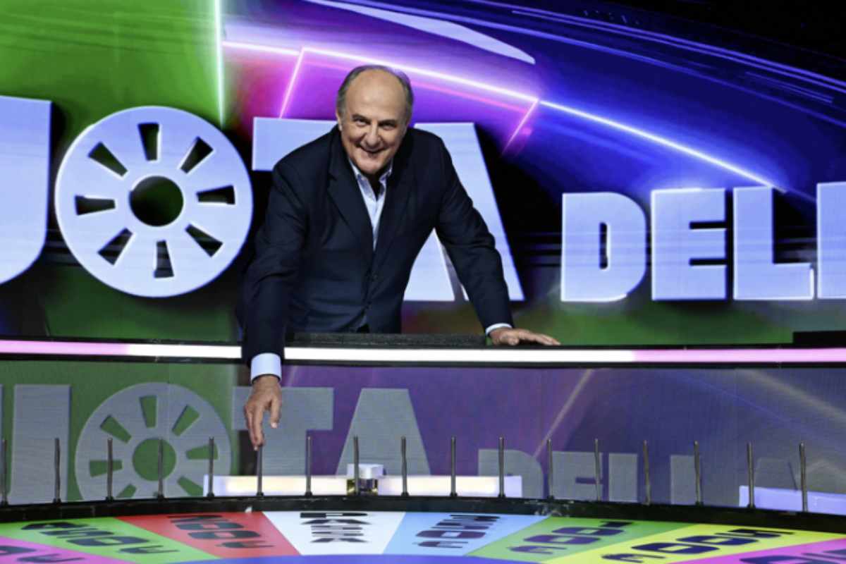 La Ruota della Fortuna resta uno dei quiz più longevi e amati della televisione italiana, grazie a una formula semplice ma coinvolgente