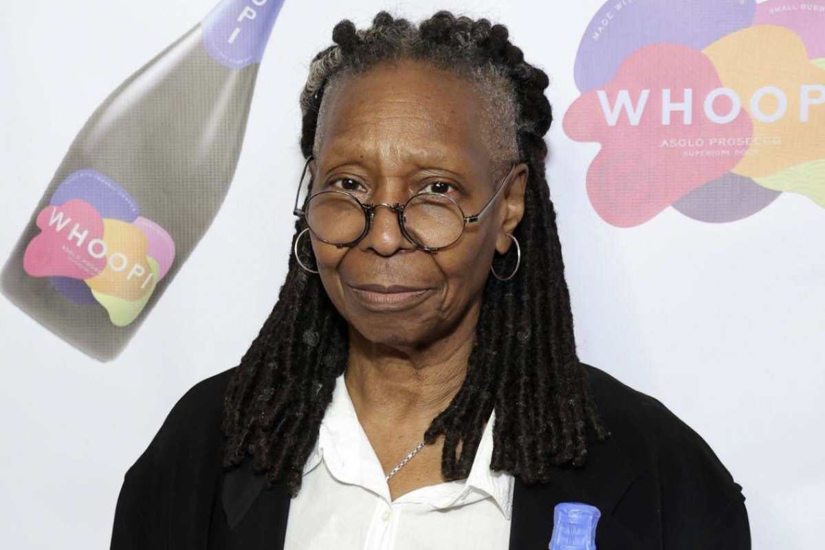 La partecipazione di Whoopi Goldberg a Un Posto al Sole rappresenta un evento senza precedenti per la soap opera italiana più longeva