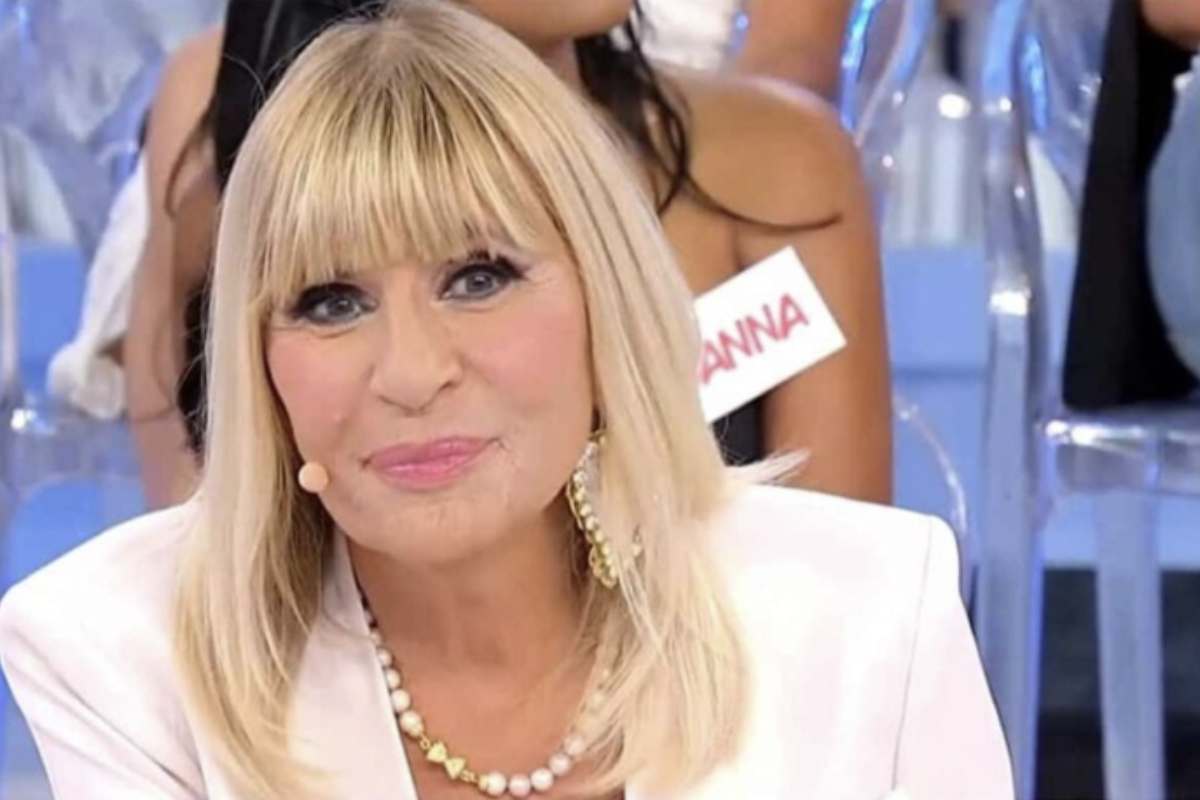 La conduttrice di Canale 5 si è trovata a dover mediare una situazione insolita, con Gemma che ha continuato a punzecchiare Magda