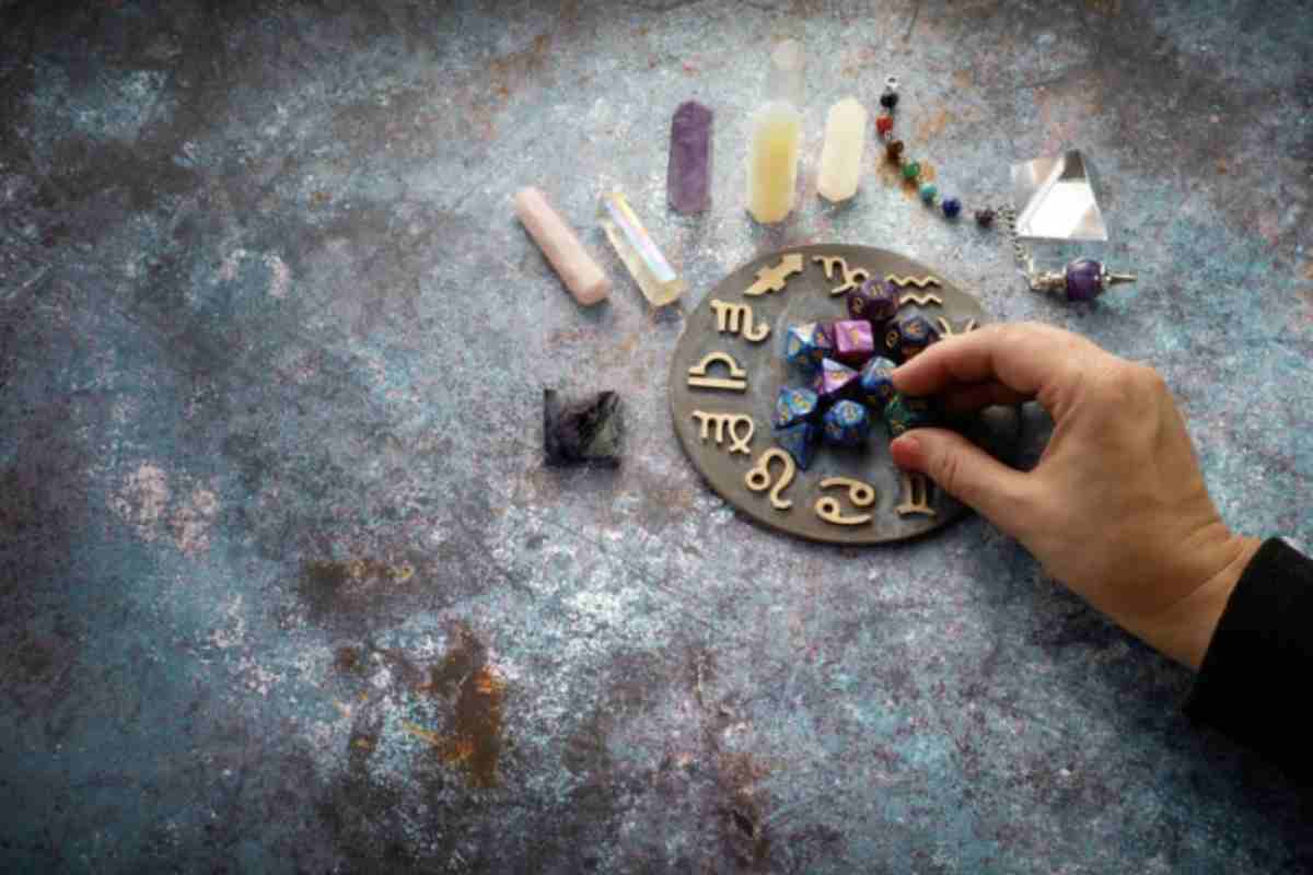 Il segno dello Scorpione è protagonista di questa giornata grazie alla presenza di Marte, Mercurio e della Luna Nera nel suo cielo astrologico.