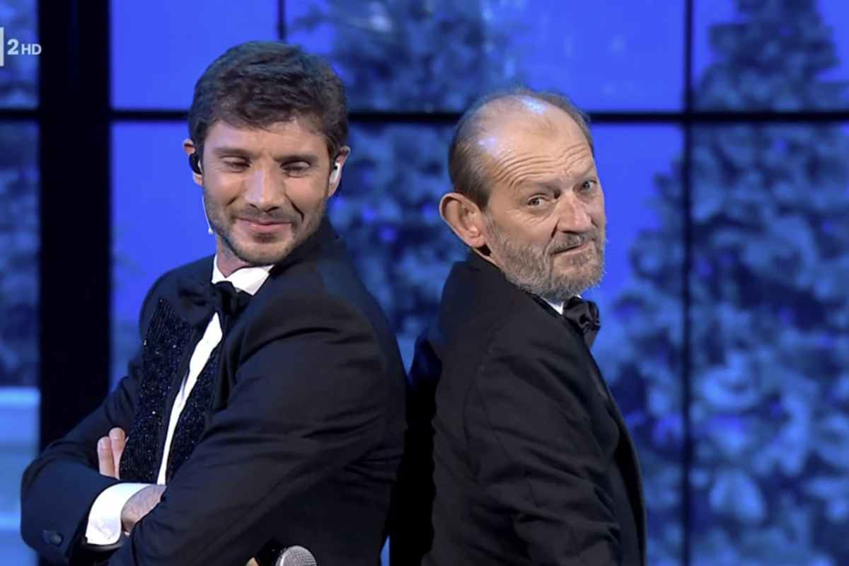 Un aspetto che non passa inosservato agli occhi dei fan è l’incredibile somiglianza tra Stefano e il padre. Entrambi originari di Torre Annunziata