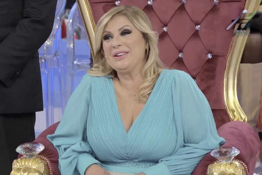 Scopriamo chi è veramente Annarita Cipollari, la “fotocopia” di Tina, e cosa sappiamo della loro intimità familiare.