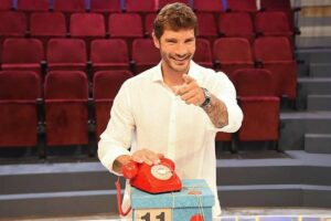 Affari Tuoi, il conduttore di Mediaset al posto di De Martino