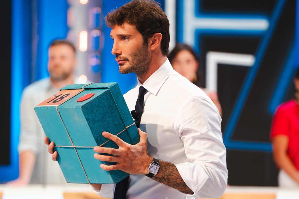affari tuoi crisi maria de filippi